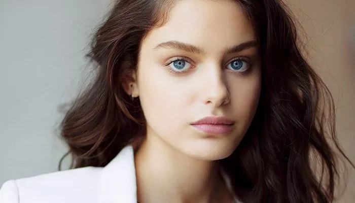 An engaging visual presenting lesser-known facts about Odeya Rush, offering an intimate look into the life and career of the talented actress.